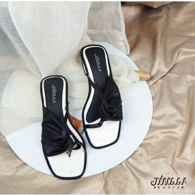 sepatu jingga Andara