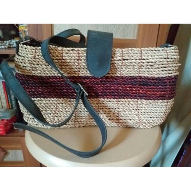 Tas etnik anyaman eceng gondok