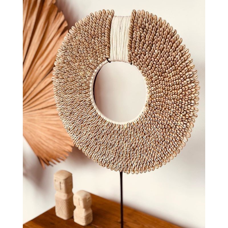 kalung papua, dekorasi rumah, kerajinan kerang, hiasan dinding