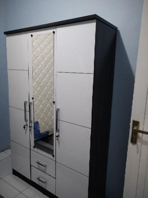 Lemari Pakaian 3 Pintu Laci Dan Meja Rias (paket )
