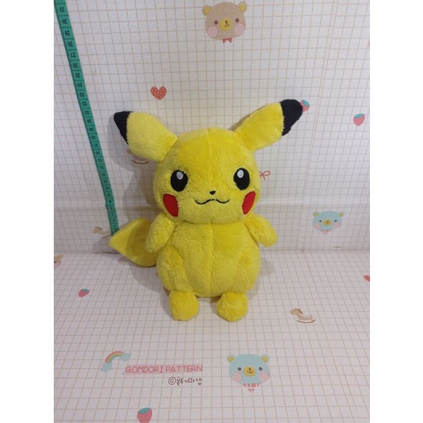 Boneka pokemon pikachu original takara tomy.