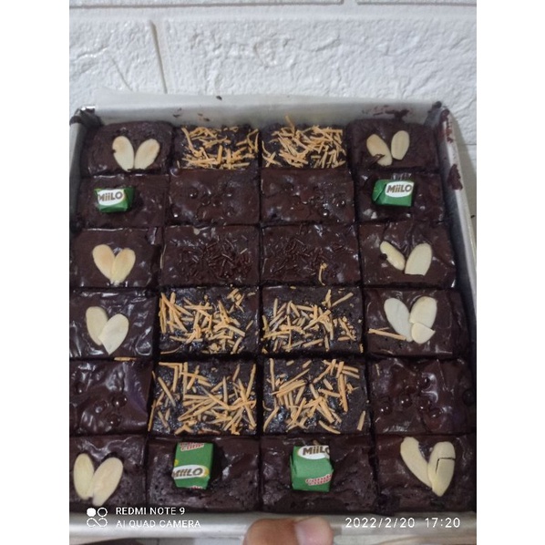 

Brownis sekat/fudgy brownis/shiny crush/ukuran 20x20 untuknpecinta coklat sejati