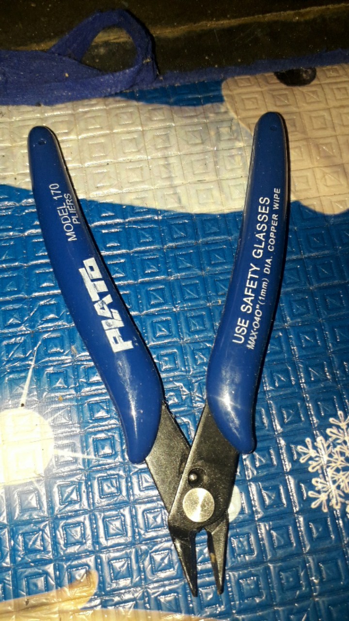 Tang Potong Komponen Atau Kupas Kabel