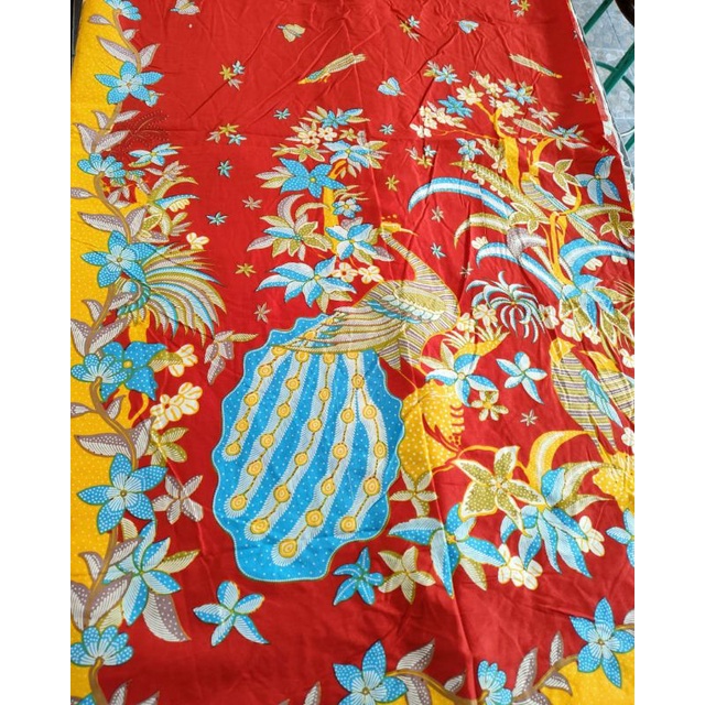 kain batik katun motif merak dasar merah