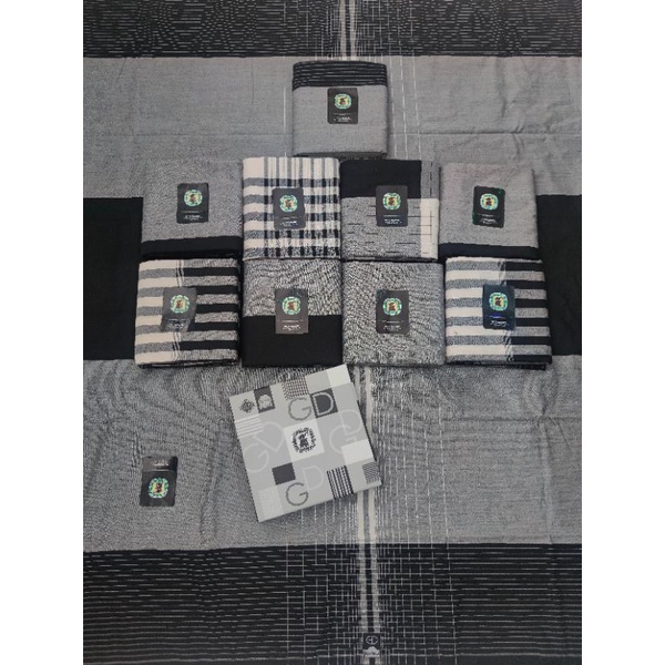 gajah duduk black white