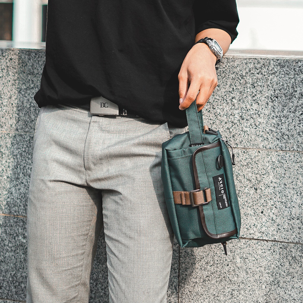 LITO BLACK ORIGINAL x ARCIO Tas Selempang Hitam Pria Slingbag Casual Multifungsi Jalan Santai Main Hangout Nongkrong Sling Bag Distro Remaja Dewasa Daily Shoulder Bag Premium Shoulderbag Simple Pouch Clutch Bag Tas Slempang Bahu Dada Keren Terbaru Branded