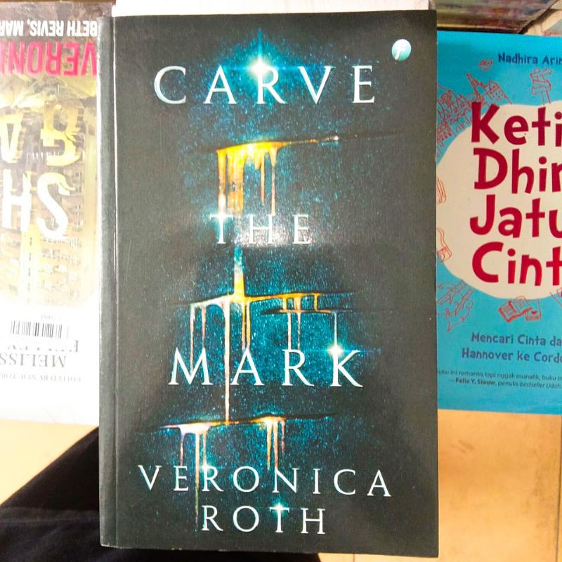 CARVE THE MARK . SKU : UD-213 . TOKO : DUNIA _ ILMU _ 999