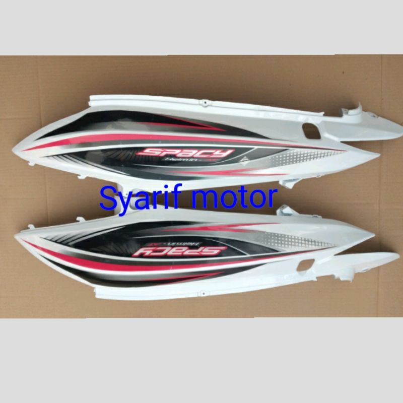Cover body-body belakang spacy warna putih bersetrip
