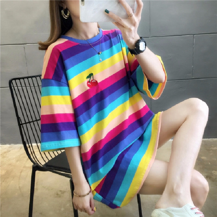 Kaos T Shirt Wanita Dengan Model Potongan Longgar Dan Kaos T Shirt Wanita Dengan Model Potongan Longgar Dan