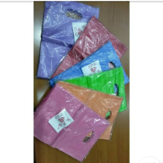 

PLASTIK TENTENG POLOS 20 X 30 (HARGA JUAL PER 1 PAX = 100 PC)