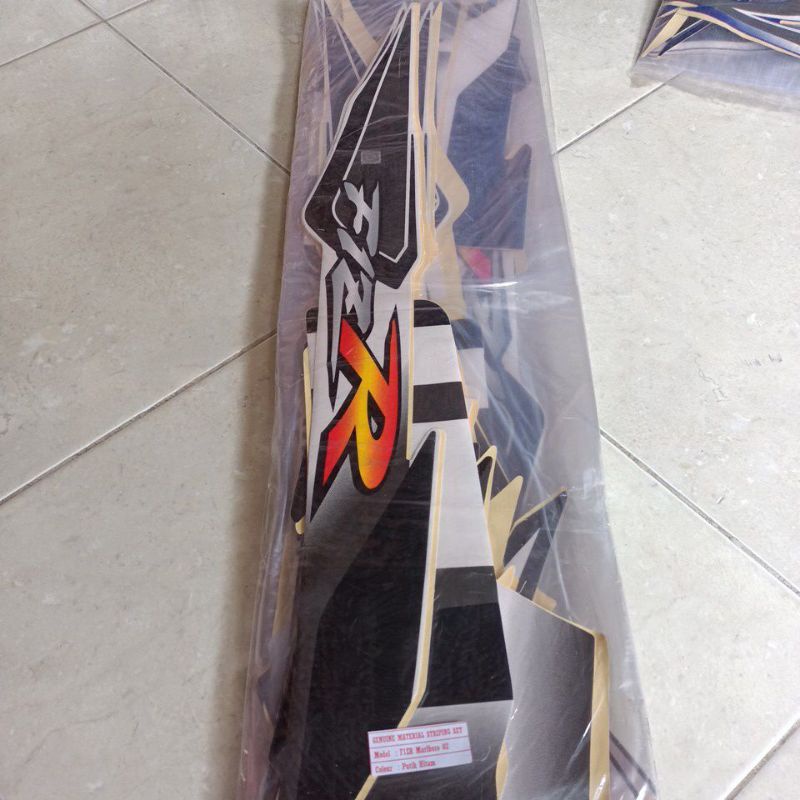 striping stiker les body fiz r 2002 putih hitam