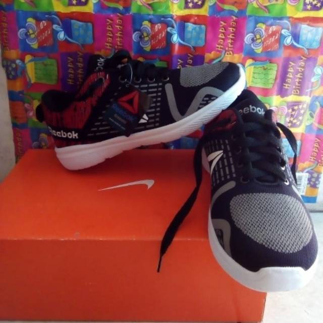 Sepatu Reebok Hitam Merah