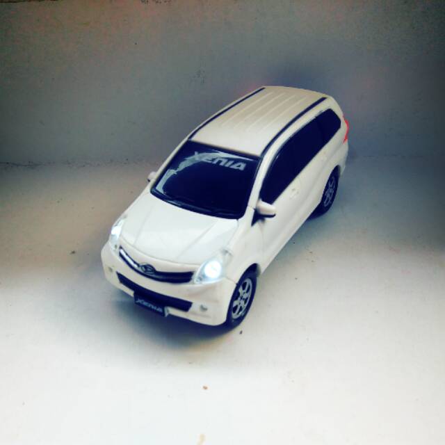 Miniatur Mobil Daihatsu xenia putih