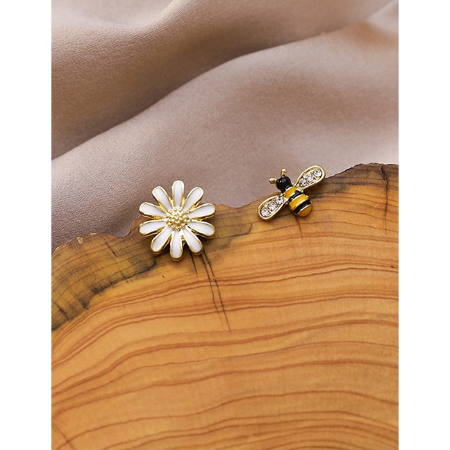 LRC Anting Tusuk Fashion White Asymmetrical Diamond Drop Earrings With Bee And Daisy K41973