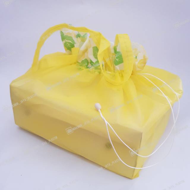 

TAS KAIN SPUNBOND SERUT GOODIE BAG / SOUVENIR / NASI BERKAT DUS UK. 22 X 22 ISI 12 PC