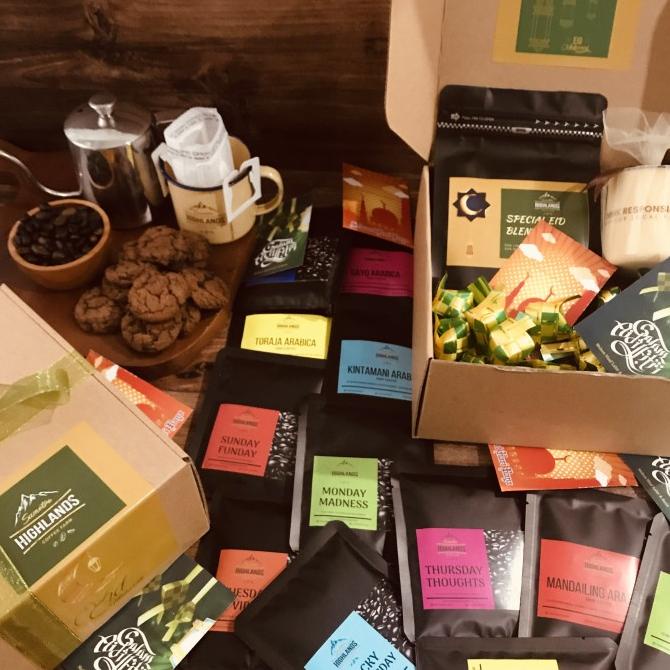 

HAMPERS LEBARAN PREMIUM, 13 PACKS OF ARABICA COFFEE, COOKIE, MUG...