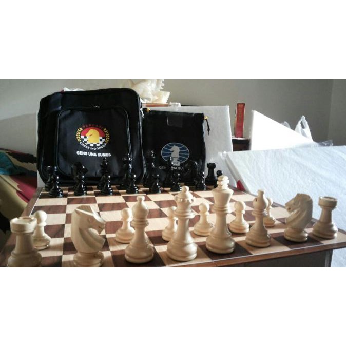 1 set papan catur kayu, buah kayu dan tas catur