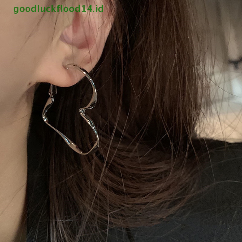 Anting Hoop Bentuk Hati Model Hollow Bahan Metal Warna Emas Silver Gaya Punk Untuk Wanita