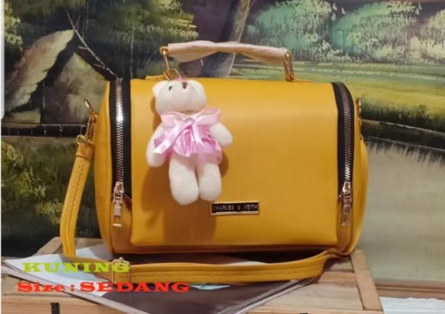 (COD) tas selemlang yoyo dengan dua resleting plus gantungan boneka/ukuran sedang/tas miniso