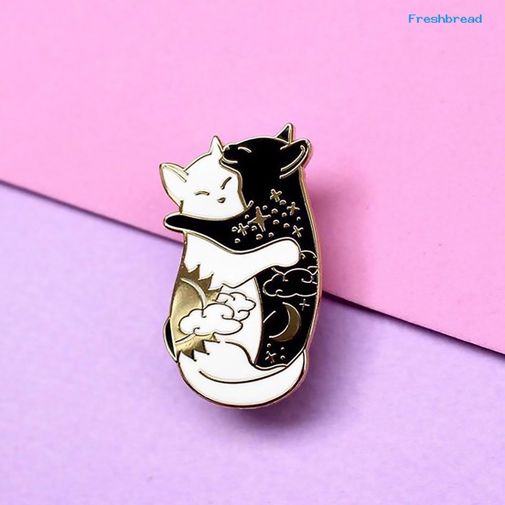 Bros Pin Enamel Bentuk Kucing Hugging Warna Hitam Putih Bahan Alloy Untuk Kerah Jaket Denim