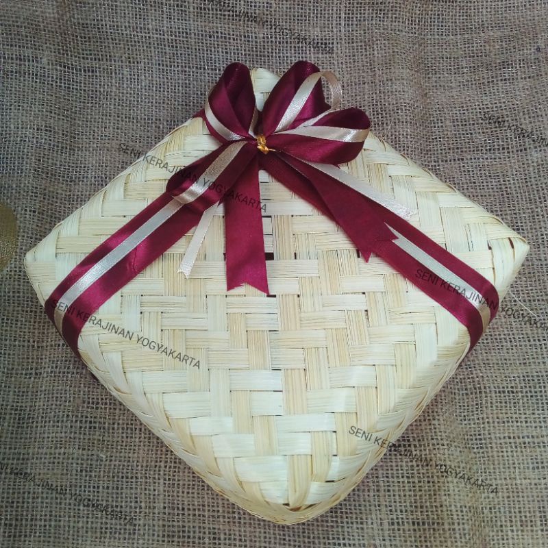 

(B013) Besek Bambu Natual 20cm Pita|Makanan|Ketring|Kado|Tumbu|Hantaran|Hampers|Sembako|Parcel