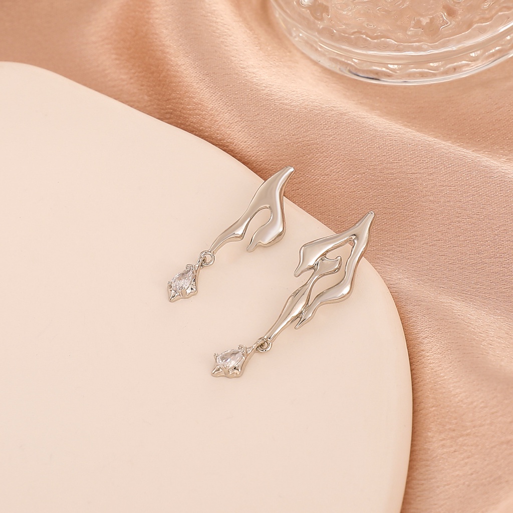 Anting Asimetris Dengan Liontin Kristal Untuk Wanita