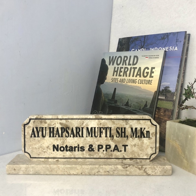 

KIAI Papan nama meja kantor Qira beige | grey [premium] | warna & tulisan sesuai permintaan grade A