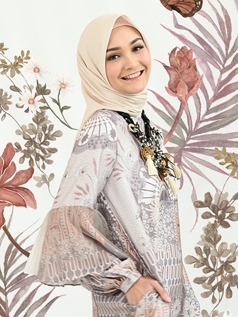 Nada Dress in Vintage Lace - Wearing Klamby