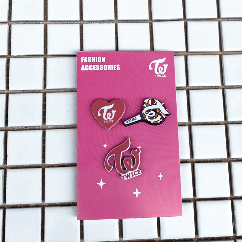 Pin / Bros Kpop BTS Pin Pink GOT7 TWICE Seventeen Bahan Akrilik untuk Dekorasi