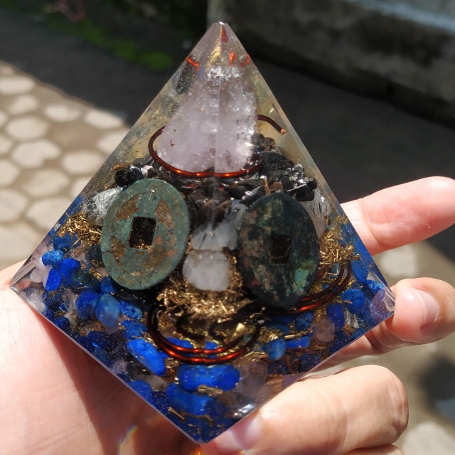 ORGONITE PIRAMIDA / PYRAMID LAPIS LAZULI + KOIN CINA KUNO