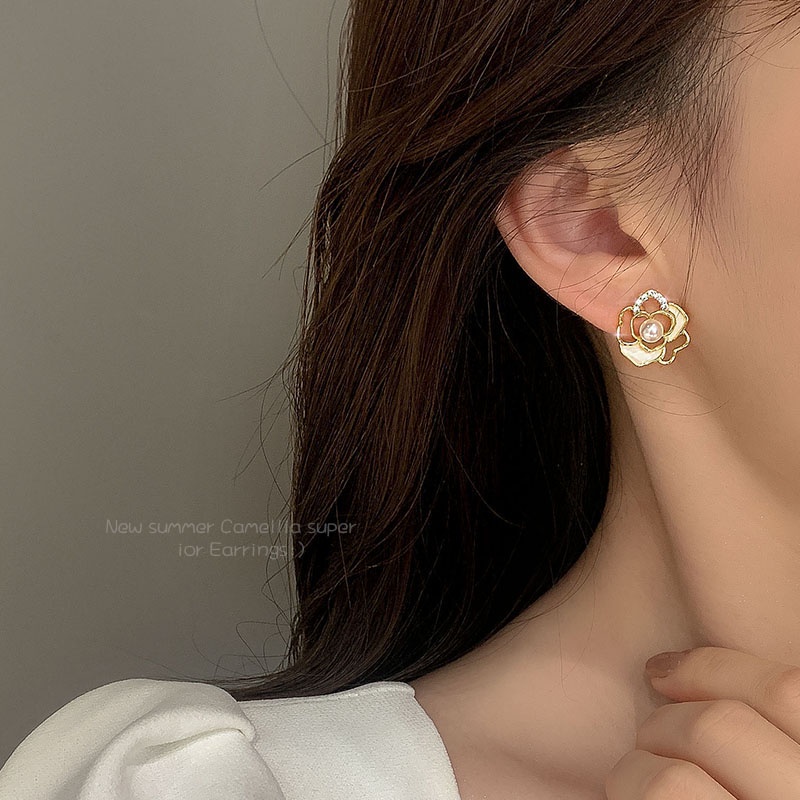 Anting stud Desain camellia Aksen Mutiara Gaya Korea Untuk Wanita