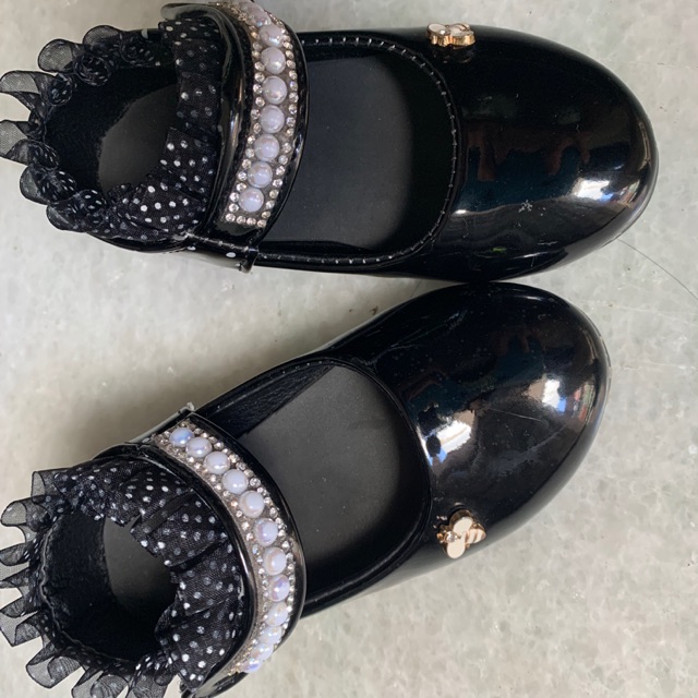 Sepatu anak perempuan