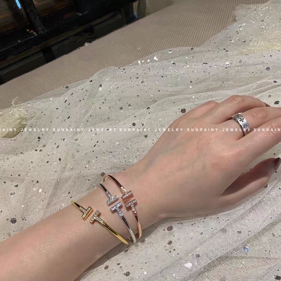 Gelang Model Terbuka Bahan Titanium Steel Aksen Berlian Gaya Klasik Untuk Wanita