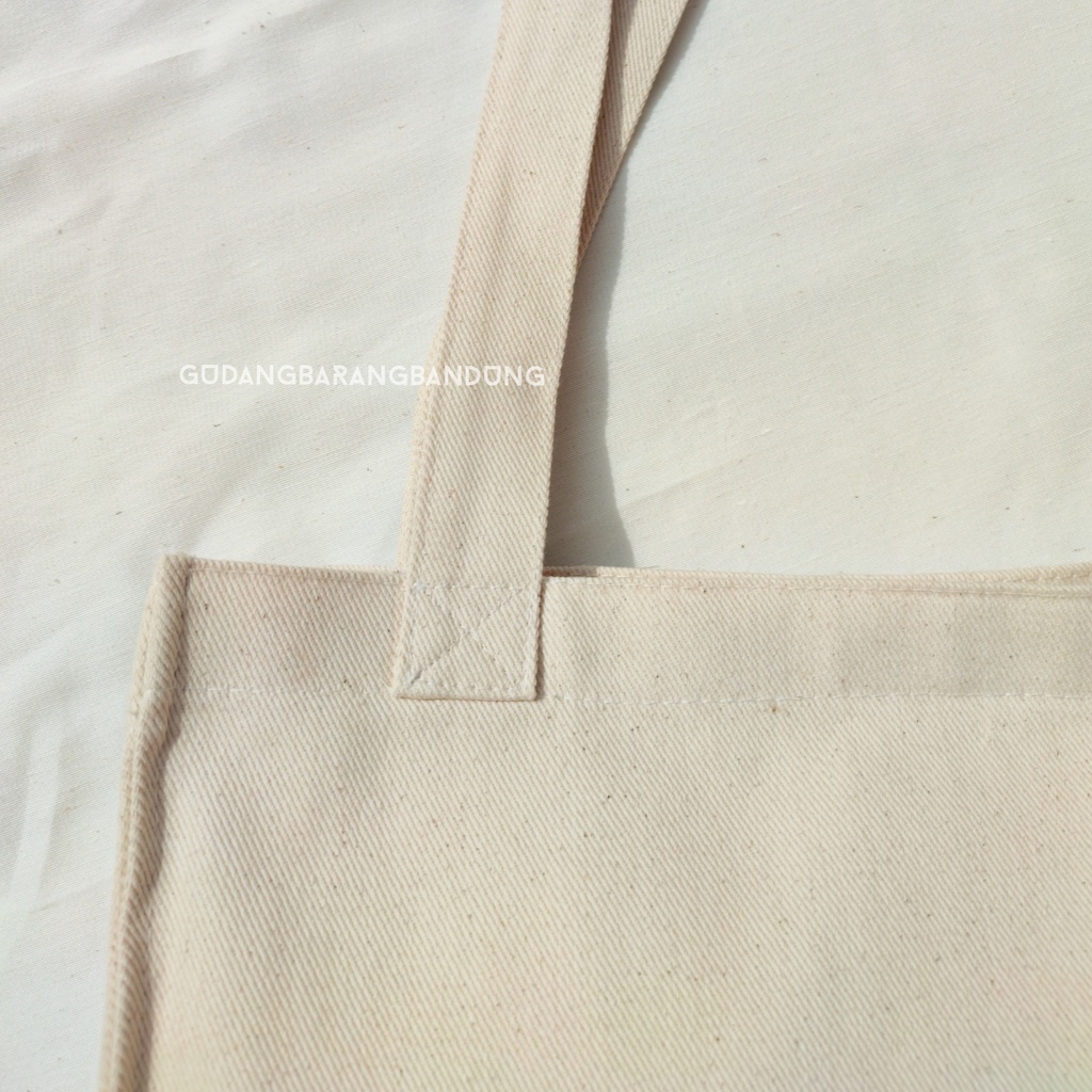 Tote Bag Canvas dengan Desain Square 'UGH': Gaya yang Ekspresif untuk Aktivitas Anda!