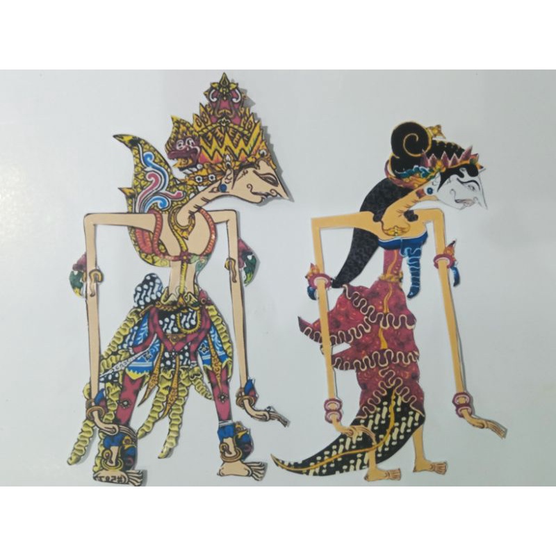 wayang dan gunungan model 3 berdampingan searah