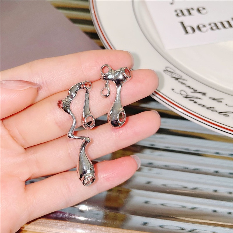 Anting Tusuk Asimetris Trendy Untuk Wanita