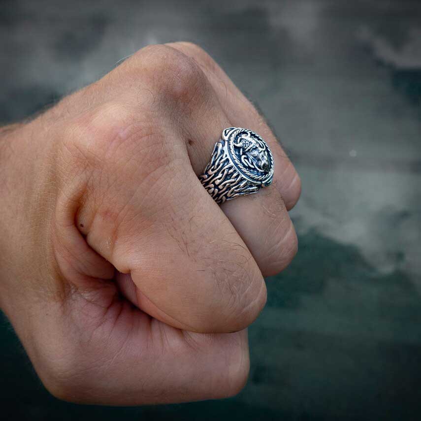 Cincin Bentuk Kepala Banteng Bahan Titanium Steel Warna Silver Gaya Vintage Untuk Pria