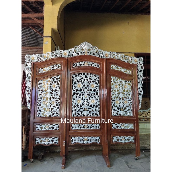 Partisi penyekat ruang tamu keluarga jati