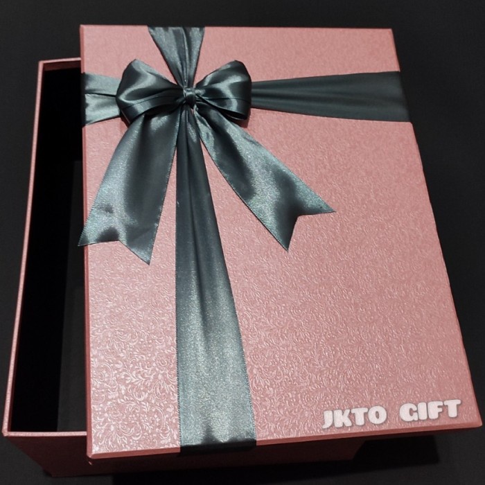

Ginger- Kotak Kado/Gift Box Ukuran 32 X 25 X 15 Cm
