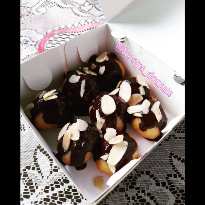 

Donuts Pop Kpops rasa coklat dengan topping almond