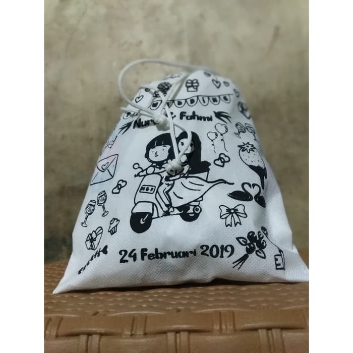 

Pouch Serut Spunbond 20x15 cm - Kantong Serut Spunbond Custom - Souvenir Custom Unik Murah