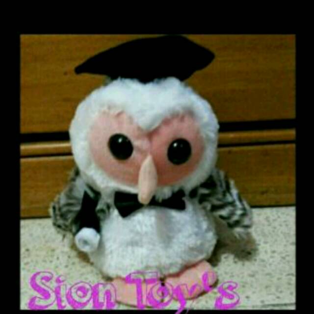 Boneka wisuda Burung Hantu