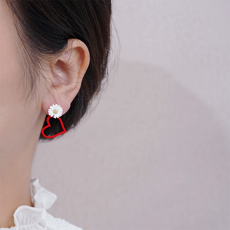 Anting Tusuk Asimetris Desain Bunga Daisy Kecil Warna Merah / Kuning / Putih Untuk Wanita