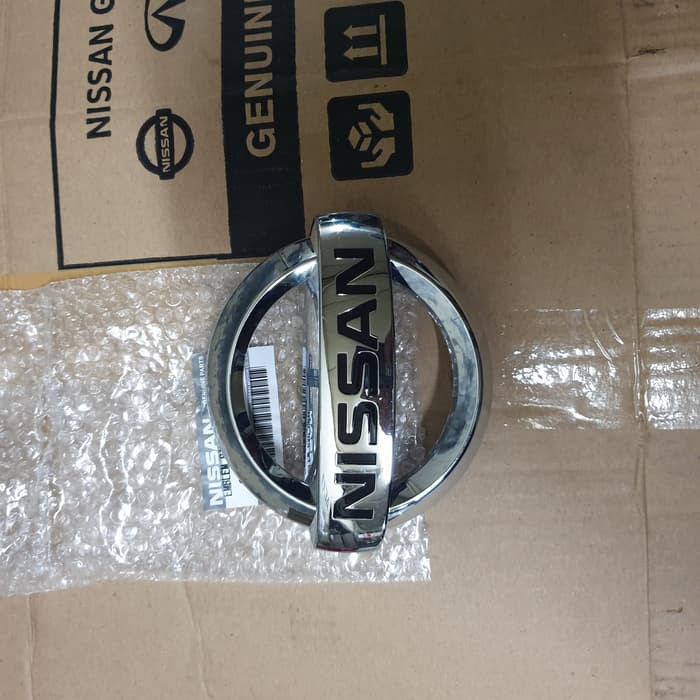Emblem Logo Tulisan Grille Depan Tengah Logo NISSAN Juke Xtrail T31