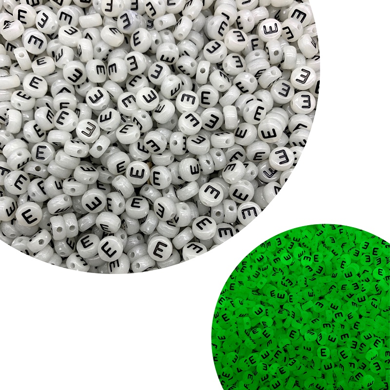 100pcs / lot 4x7mm Manik-Manik A-Z Glow in the dark 26 Huruf Untuk Perhiasan Gelang