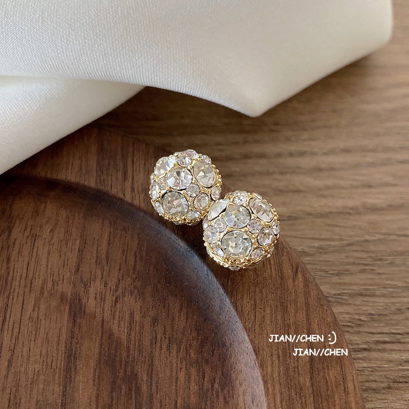 Anting Stud Bola Magnetik Aksen Berlian Imitasi Gaya Vintage Untuk Wanita