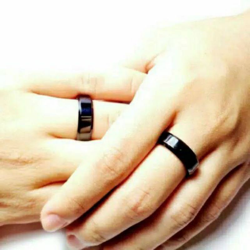 Cincin titanium pria full black cincin lebar 0.8cm , 0.31inch cincin berkilau cincin anti karat tidak luntur