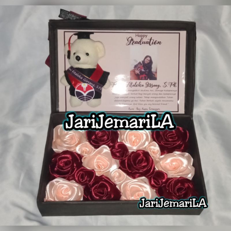 Buket Bunga Satin, kado wisuda, hampers wisuda, buket bunga, flower in box, buket bunga medan