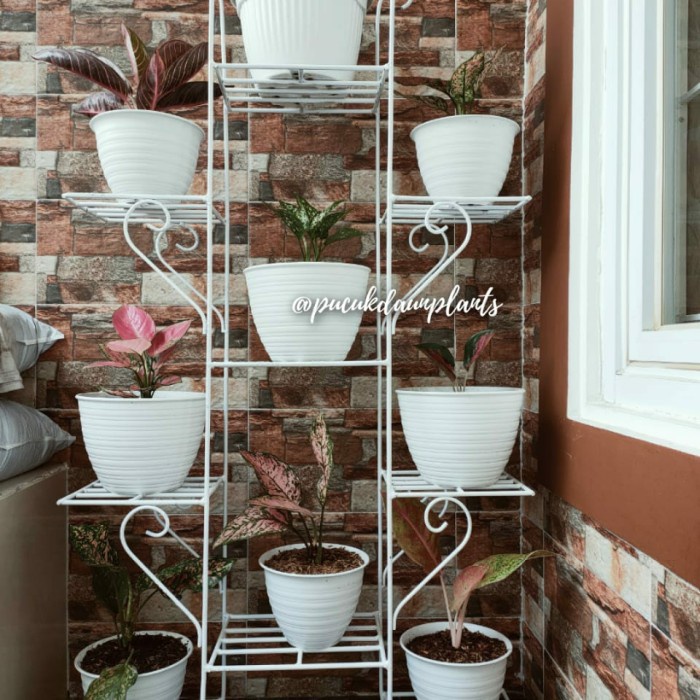 Rak Tanaman - Rak Bunga Tanaman Hias Minimalis 9 Dudukan Pot Besi