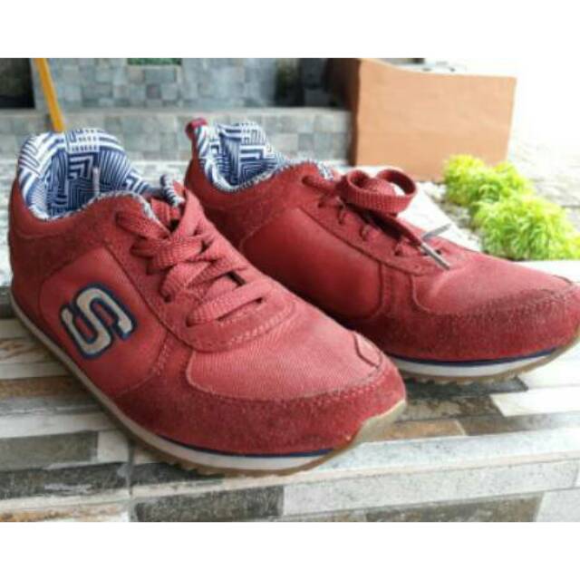 Sepatu skechers wanita merah